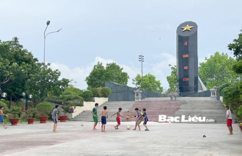 Cần dừng ngay việc đá bóng ở Đài tưởng niệm các anh hùng liệt sĩ