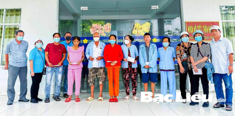 Ban từ thiện Phật giáo TP. Bạc Liêu: Trao tặng 140 suất quà cho người nghèo và bệnh nhân chạy thận nhân tạo