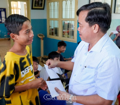 Chủ tịch UBND tỉnh thăm, tặng quà thiếu nhi Làng trẻ SOS