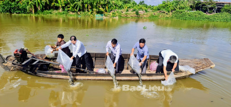 Thả cá giống tái tạo nguồn lợi thủy sản nhân Ngày Môi trường thế giới 5/6