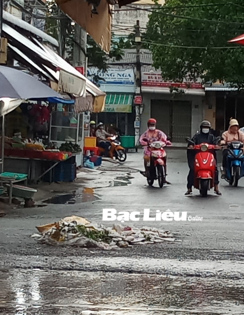 Cần xử lý đống rác án ngữ giữa đường phố