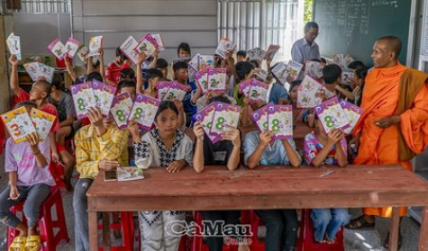 Khai giảng các lớp dạy và học chữ Khmer dịp hè