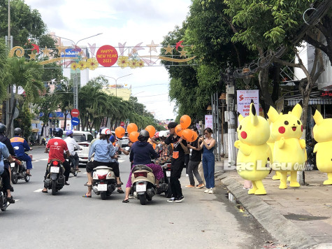 “Câu khách” dưới lòng đường