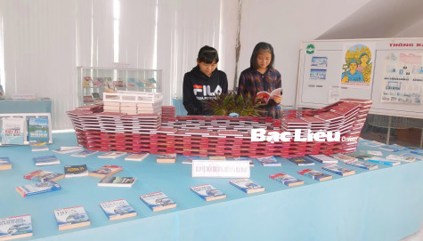 Trưng bày sách chào mừng kỷ niệm 75 năm Ngày Chủ tịch Hồ Chí Minh ra Lời kêu gọi thi đua ái quốc