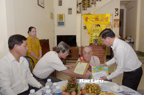 Thăm, chúc thọ các cụ 90 và 100 tuổi nhân Ngày Người cao tuổi Việt Nam