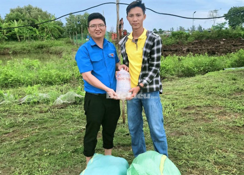 Hỗ trợ 100.000 con tôm giống cho thanh niên khởi nghiệp