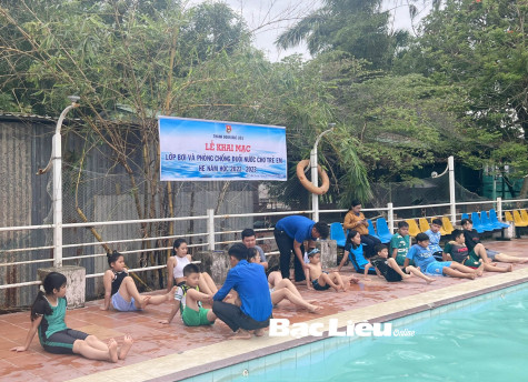 Thành đoàn TP. Bạc Liêu: Khai mạc lớp bơi và phòng, chống đuối nước cho trẻ em