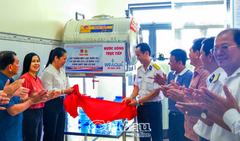 Vùng 5 Hải quân: Bàn giao 2 công trình lọc nước, tặng quà gia đình chính sách