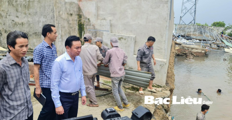 Phó Chủ tịch UBND tỉnh - Phan Thanh Duy khảo sát thực tế sạt lở ở TX. Giá Rai và huyện Đông Hải