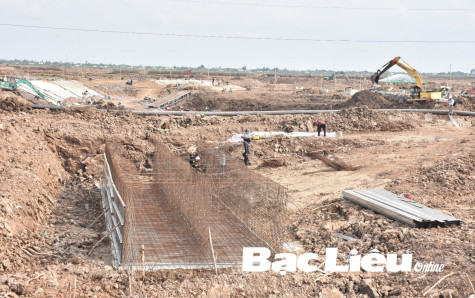 Các cống trên tuyến đê biển Đông thi công ì ạch: Người dân thiếu nước phục vụ sản xuất