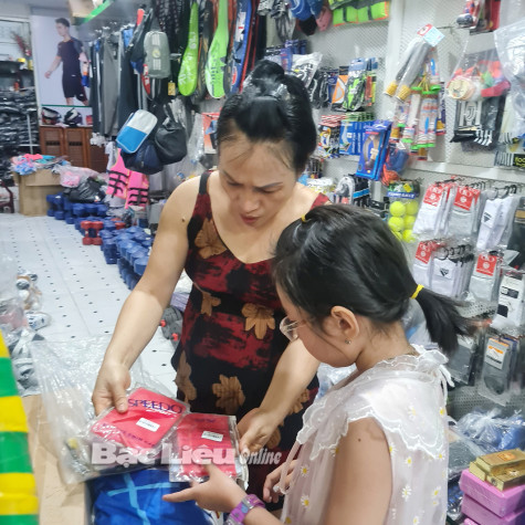 Đa dạng sản phẩm, phụ kiện bơi lội cho trẻ em