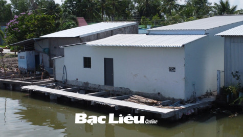 Lấn kênh để xây nhà