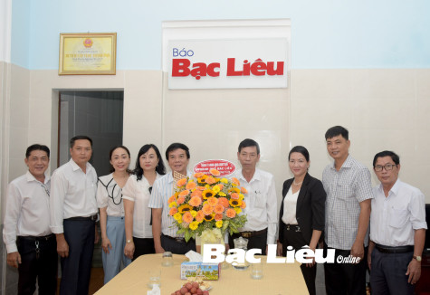 Đoàn cán bộ TP. Bạc Liêu, huyện Đông Hải chúc mừng Báo Bạc Liêu nhân dịp 21/6