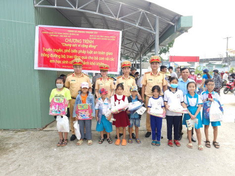 Chương trình “Chung sức vì cộng đồng” tặng quà cho người dân và học sinh nghèo xã Phong Thạnh Tây