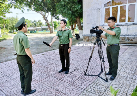 Những nhà báo​ mang sắc phục xanh
