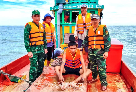 Đồn Biên phòng Sông Đốc cứu vớt người trôi dạt trên biển