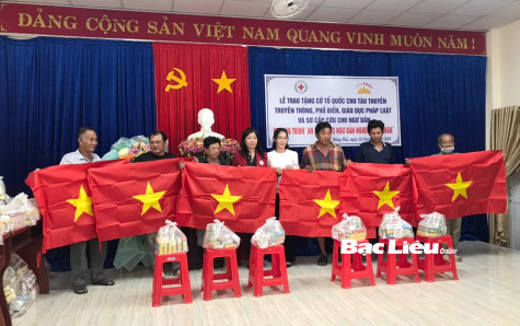 Hội Chữ thập đỏ tỉnh: Trao tặng 200 lá cờ Tổ quốc cho ngư dân Gành Hào