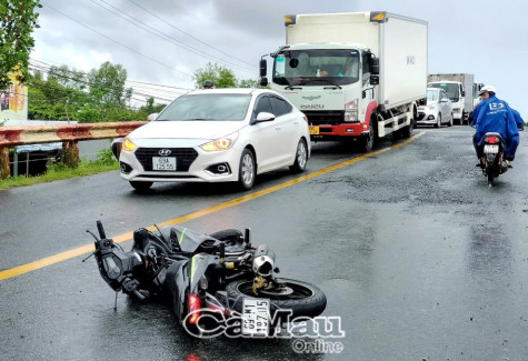 Trời mưa đường trơn, xe mô tô lạc lái va chạm ô tô