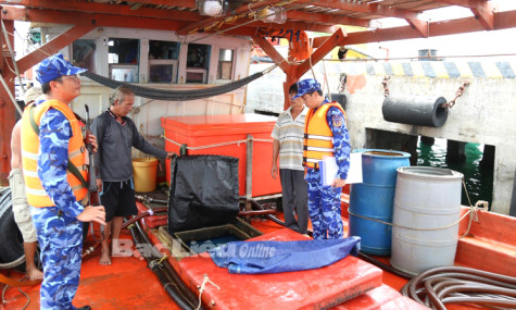 Bộ Tư lệnh Vùng Cảnh sát biển 4: Bắt giữ tàu vận chuyển trái phép hơn 25.000 lít dầu DO