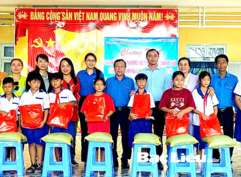 Trao 200 suất quà cho học sinh nghèo