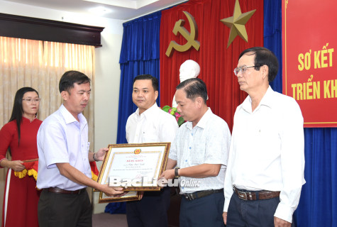 Phát huy vai trò của đảng viên trong bảo vệ nền tảng tư tưởng của Đảng