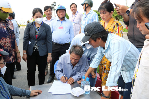 TP. Bạc Liêu: Hộ dân tự nguyện tháo dỡ công trình lấn chiếm hành lang an toàn giao thông gần 20 năm