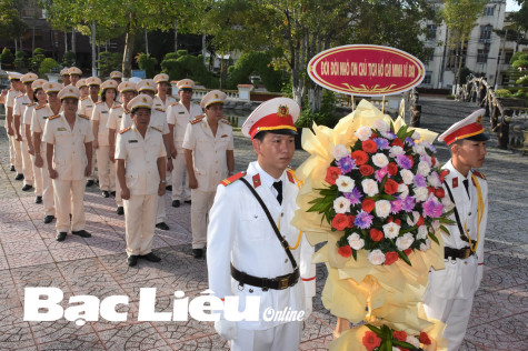 Công an tỉnh: Dâng hương, báo công với Bác nhân kỷ niệm 77 năm Ngày truyền thống lực lượng An ninh nhân dân