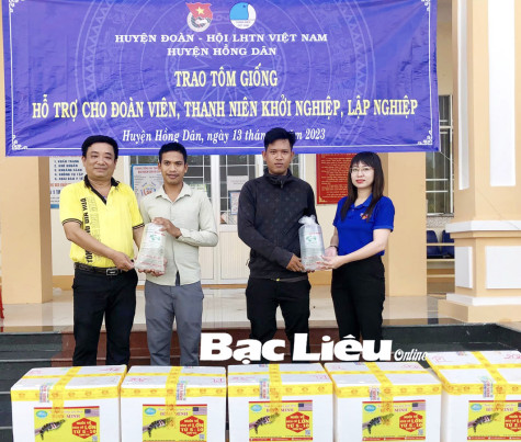 Huyện đoàn Hồng Dân: Tặng hơn 1.000 phần quà cho hộ nghèo, học sinh có hoàn cảnh khó khăn