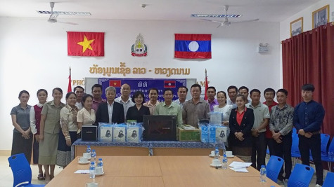Tặng thiết bị hỗ trợ công tác giảng dạy cho Trường Đại học Souphanouvong