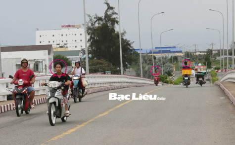 Xử phạt hơn 740 trường hợp không đội mũ bảo hiểm