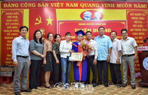 Tuyên dương thủ khoa Kỳ thi tốt nghiệp THPT 2023