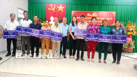 Tặng 15 căn nhà cho gia đình chính sách xã Ninh Thạnh Lợi