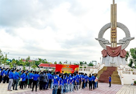 Tuổi trẻ Cà Mau tri ân các Anh hùng liệt sĩ, gia đình có công với cách mạng