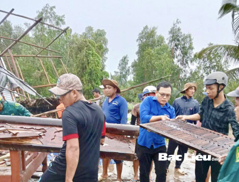Huyện đoàn - Hội đồng Đội huyện Hồng Dân:​ Thăm hỏi, hỗ trợ gia đình thiếu nhi bị sập nhà do mưa bão