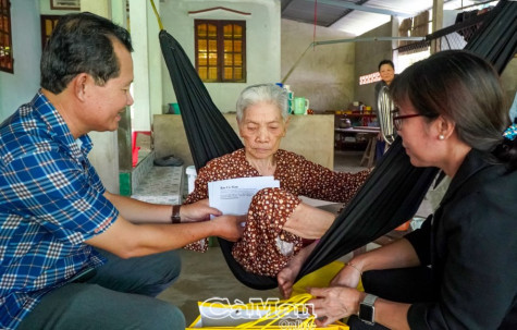 Báo Cà Mau thăm, tặng quà Nữ Anh hùng LLVTND Phạm Thị Bay