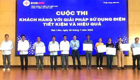 Quay số trúng thưởng cuộc thi “Khách hàng với giải pháp sử dụng điện tiết kiệm và hiệu quả”