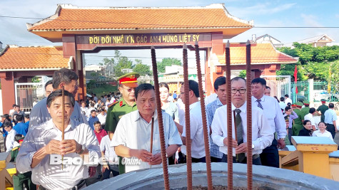 Lãnh đạo huyện Hòa Bình - Vĩnh Lợi viếng nghĩa trang liệt sĩ huyện