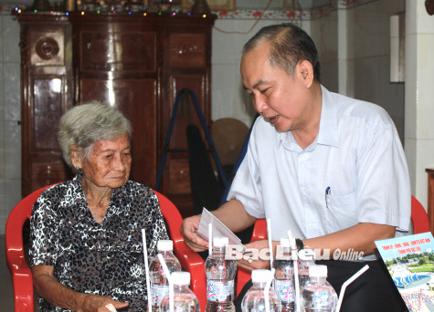Thăm, tặng quà các Mẹ Việt Nam anh hùng và thương binh trên địa bàn TP. Bạc Liêu