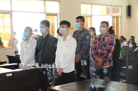 Hơn 68 năm tù cho băng nhóm giết người vì “nhìn đểu”