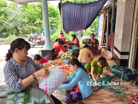 Tổ liên kết “Đan dây nhựa”: Giúp chị em nâng cao thu nhập