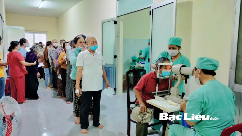 Mổ mắt đục thủy tinh thể miễn phí cho 300 người dân huyện Đông Hải