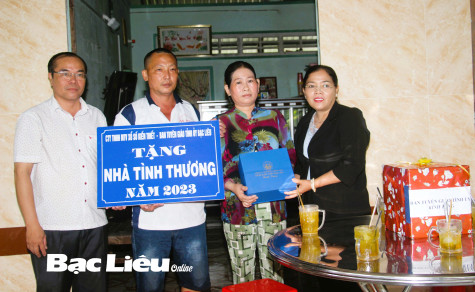 Ban Tuyên giáo Tỉnh ủy: Bàn giao 4 căn nhà tình thương cho hộ nghèo huyện Phước Long và Hồng Dân