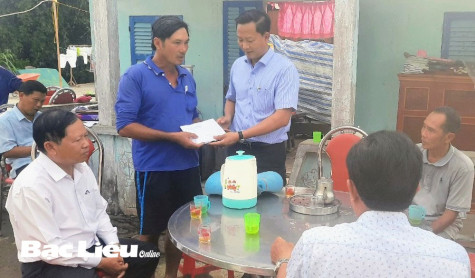 Bí thư Huyện ủy Vĩnh Lợi - Trương Thanh Nhã thăm và trao tiền hỗ trợ cho các hộ có nhà bị sập do lốc xoáy