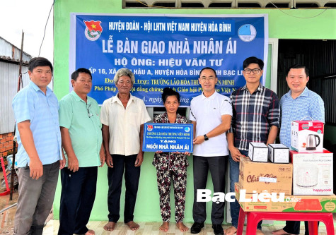 Huyện đoàn Hòa Bình: Bàn giao nhà Nhân ái cho hộ cận nghèo xã Vĩnh Hậu A