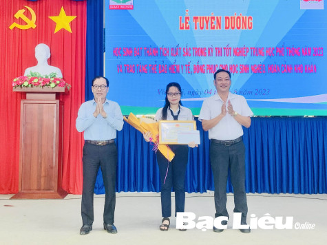 Tuyên dương thủ khoa kỳ thi tốt nghiệp THPT năm 2023