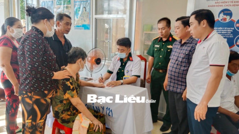 Khám bệnh, cấp thuốc và tặng quà cho 500 người dân huyện Hồng Dân