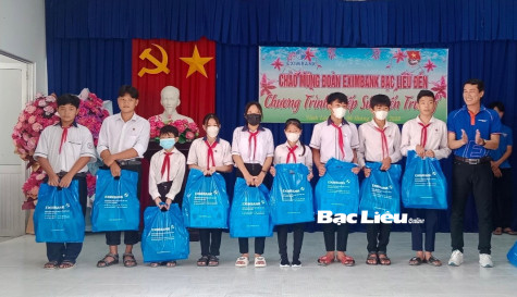Tiếp sức đến trường cho học sinh nghèo vượt khó xã Vĩnh Lộc