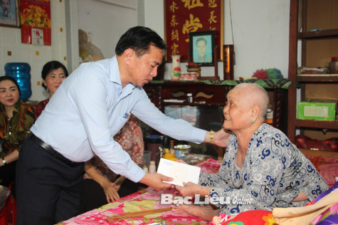 Tặng quà cho nạn nhân da cam nhân “Tháng hành động vì nạn nhân CĐDC” năm 2023