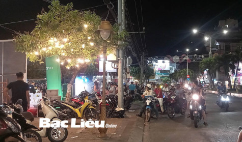 Tụ tập xem ảo thuật dưới lòng đường gây cản trở giao thông