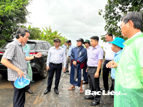 Phó Chủ tịch Thường trực UBND tỉnh - Lê Tấn Cận kiểm tra tiến độ dự án đê biển Đông và kè chống ngập